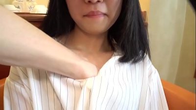 Em nữ sinh vú lép cho thằng bạn thân bóp vú của mình